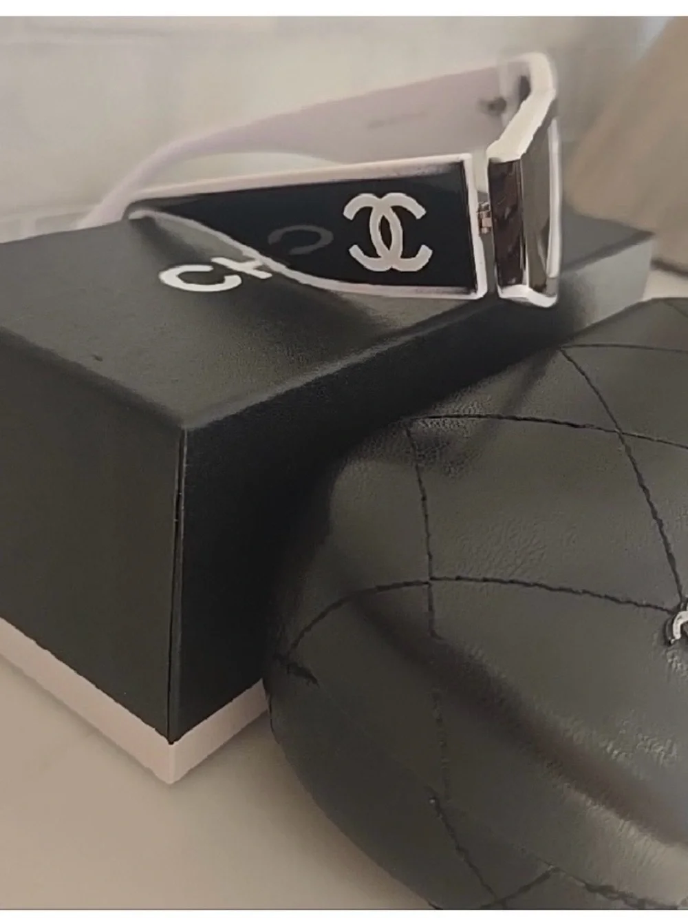 CHANEL Black & White Retro Cat-Eye Sunglasses - Picture 4 of 6